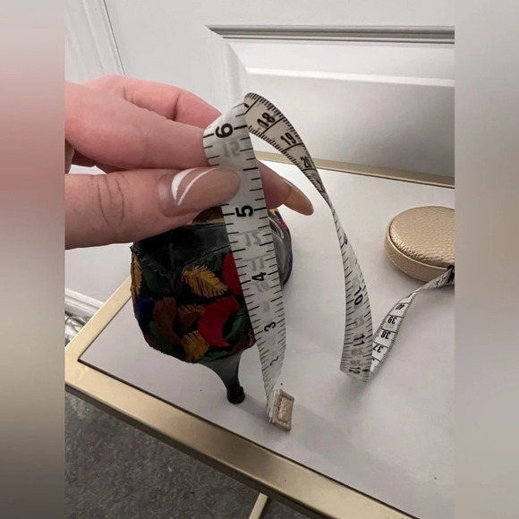 Berne of Switzerland | RARE Vintage Embroidered Pointed Toe Pumps | Size 6 - Picture 12 of 15